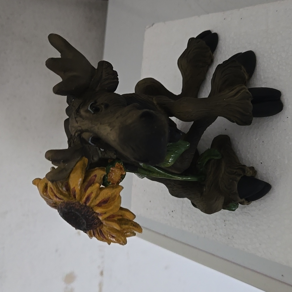 Big Sky Carvers Mountain Mooses Figurine With Sunflower